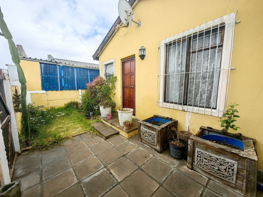 2 Bedroom Property for Sale in Lavender Hill Western Cape